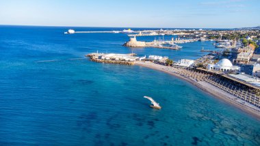Rodos adası Elli plajı, Dodecanese, Ege, Yunanistan 'da popüler bir yaz turizmi. Drone fotoğrafı.