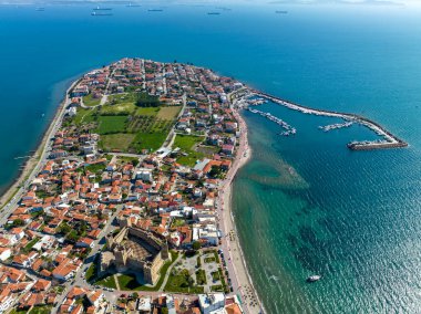 Antik, eski kale manzaralı, hava aracı. Şimdilerde İzmir 'in Candarli ilçesindeki şato; Candarli Kalesi - Türkiye