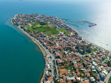 Antik, eski kale manzaralı, hava aracı. Şimdilerde İzmir 'in Candarli ilçesindeki şato; Candarli Kalesi - Türkiye