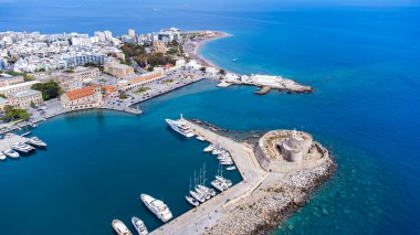 Rodos şehir limanı Mandraki limanı ve Elli plajı Yunanistan 'ın Rodos adasında popüler bir yaz turizm beldesi ve panoramik manzara