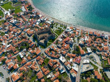 Antik, eski kale manzaralı, hava aracı. Şimdilerde İzmir 'in Candarli ilçesindeki şato; Candarli Kalesi - Türkiye