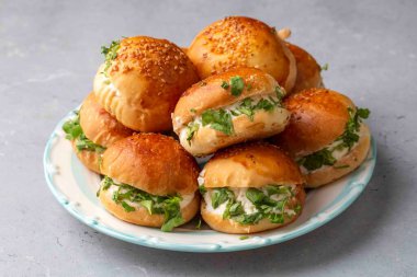 Dereotlu, maydanozlu, krem peynirli ve çedar peynirli Türk pastası. Türkçe adı: Sakall Pogaca veya Sacakli Pogaca