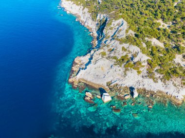 İzmir 'in Foca ilçesindeki kayalık yelkenli sahasında insansız hava aracı fotoğrafı. Yelkenkaya - Foca