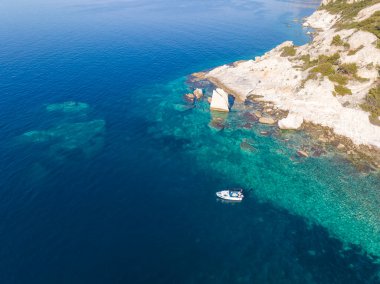 İzmir 'in Foca ilçesindeki kayalık yelkenli sahasında insansız hava aracı fotoğrafı. Yelkenkaya - Foca