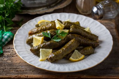 Geleneksel lezzetli Türk yemekleri; Dolma yaprak (Yaprak sarmasi)