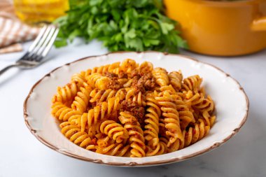 Fusilli makarna, sarmal ya da domatesli makarna, kıymalı sos - İtalyan yemeği tarzı.
