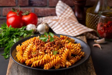 Fusilli makarna, sarmal ya da domatesli makarna, kıymalı sos - İtalyan yemeği tarzı.
