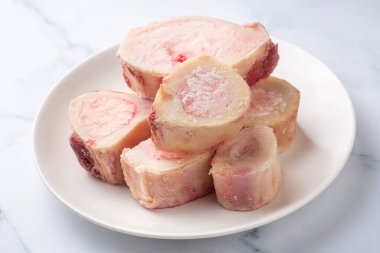 Beyaz arka planda izole edilmiş sığır iliği, Sığır eti Kemiği Kemiği, Beyaz Marrowbone Kırpma yolu ile.