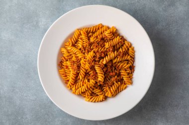 Fusilli makarna, sarmal ya da domatesli makarna, kıymalı sos - İtalyan yemeği tarzı.