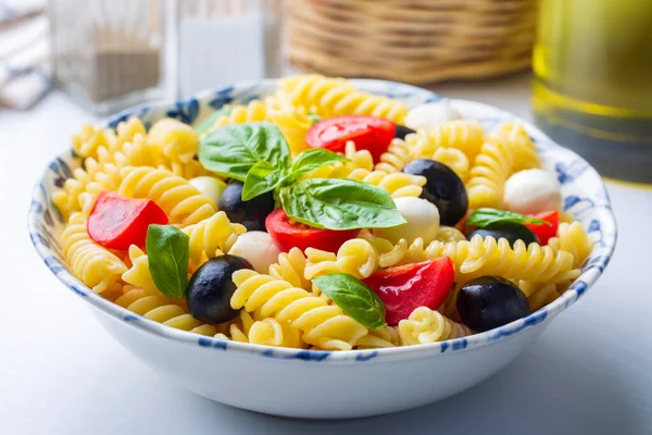 İtalyan soğuk makarna salatası ya da makarna fredda alla caprese. Tam üstte. Fusilli, domates, mozzarella, zeytin, roka. Türk ismi; burgu makarna salatasi