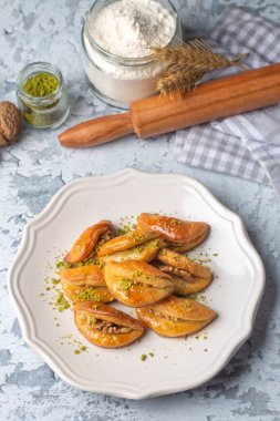 Cevizli Dilberdudagi, geleneksel ziyafet ve şuruplu ramazan tatlısı (Türkçe adı Dilber Dudagi))