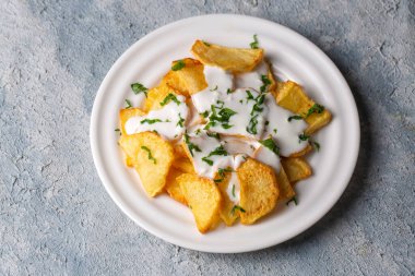 Yoğurtla kızartılmış Türk usulü sebze (Yoğurtlu Karisik Kizartma))