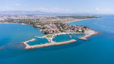 Antik Şehir 'in hava aracı görüntüsü. Side Old Town amfi tiyatrosu. Antalya 'daki Liman Marinası İHA fotoğraf görüntüsü