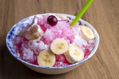 Geleneksel yerel Türk tatlısı, yaz tatlısı, buzlu hindili Adana Tatlısı (Türkçe adı; Bici bici tatlisi)