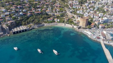 Antalya Türkiye 'deki Alanya Körfezi' nin havadan görüntüsü. Açık gökyüzü olan deniz ve şehir. Kizil Kule - Alanya