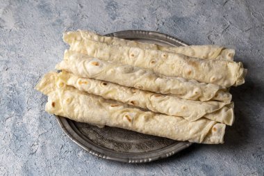 Geleneksel, yerel Türk yemekleri; peynirli hamur işi paketi (Türkçe adı: Sikma)