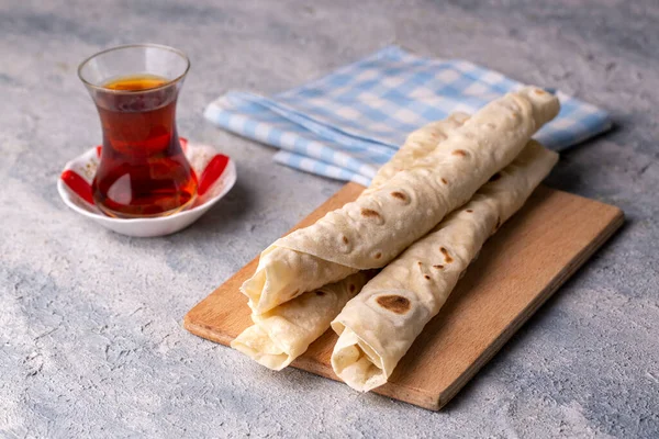 Geleneksel, yerel Türk yemekleri; peynirli hamur işi paketi (Türkçe adı: Sikma)