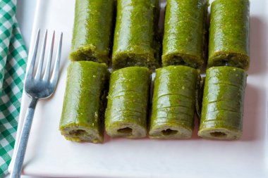 Fıstıklı baklava. Geleneksel Orta Doğu lezzetleri. Baklava 'nın yerel adı Fistikli Baklava veya Fistikli dolama' dır. Türk tarzı şam fıstığı baklava sunumu ve hizmeti