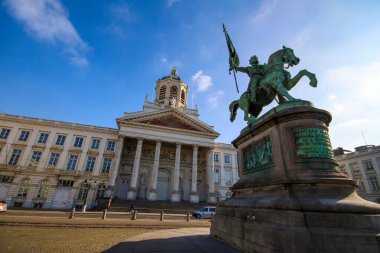 Belçika, 19 Nisan 2023. Plaza Real - Royale Bruxelles Meydanı Godefroy de Bouillon Heykeli
