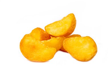 Kızarmış patates dilimleri. Fast food. Beyazda izole edilmiş.