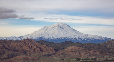 Agri Dagi 'nin nefes kesici manzarası - Ararat Dağı, Ararat Dağı, Hristiyanlığın en yüksek dağı, Nuh' un Gemisi 'nin dinlenme yeri olarak kabul edilir, karla kaplı ve soyu tükenmiş bir bileşik yanardağdır..