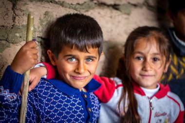 Gurpinar - Van - Türkiye, 21 Mayıs 2023, Türkiye 'nin doğu kesiminde yaşayan yerli halk çocuklarının portresi.