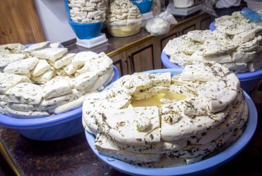 Türk Herbed Cheese Yığını - Peynirli Van Otlu Peynir Pazarı. Türkçe adı: Van Peynirciler Carsisi