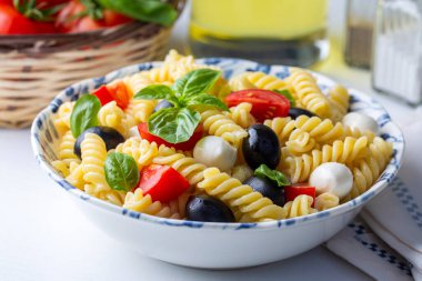 İtalyan soğuk makarna salatası ya da makarna fredda alla caprese. Tam üstte. Fusilli, domates, mozzarella, zeytin, roka. Türk ismi; burgu makarna salatasi