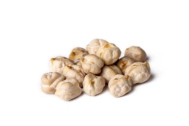 Beyaz arka planda kurumuş nohut.