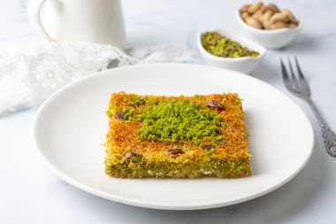 Türkiye tatlı öncesi kadayif - şam fıstıklı kadayif