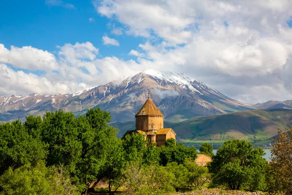 stock image Akdamar Island in Van Lake. The Armenian Cathedral Church of the Holy Cross - Akdamar - Ahtamara -  Turkey