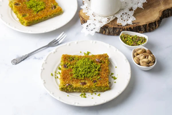 stock image Turkish dessert antep kadayif - pistachio kadayif