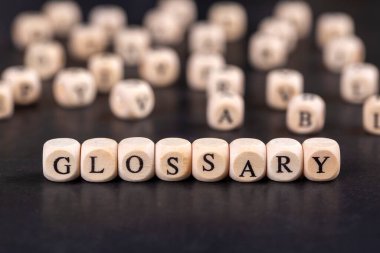 Sözlük - harfli ahşap bloklardan kelime, harflerle alfabetik liste anlamlar sözlük konsepti, rastgele harfler, gri arkaplan üzerine üst görünüm