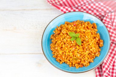 Tabakta domates sosu bulunan geleneksel Türk bulgur pilavı (Türkçe adı; meyhane pilavi))