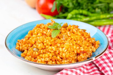 Tabakta domates sosu bulunan geleneksel Türk bulgur pilavı (Türkçe adı; meyhane pilavi))