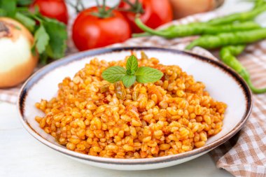 Tabakta domates sosu bulunan geleneksel Türk bulgur pilavı (Türkçe adı; meyhane pilavi))