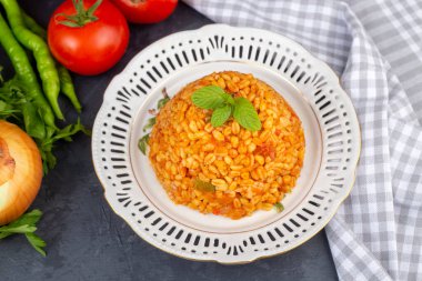 Tabakta domates sosu bulunan geleneksel Türk bulgur pilavı (Türkçe adı; meyhane pilavi))