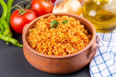Tabakta domates sosu bulunan geleneksel Türk bulgur pilavı (Türkçe adı; meyhane pilavi))
