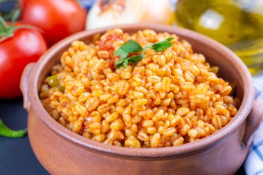 Tabakta domates sosu bulunan geleneksel Türk bulgur pilavı (Türkçe adı; meyhane pilavi))