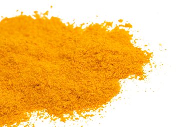 Beyaz arkaplanda izole edilmiş zerdeçal tozu.