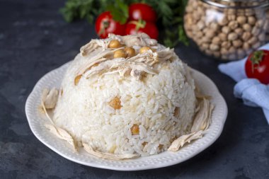 Geleneksel lezzetli Türk yemekleri; Nohutlu pilav ve tavuklu pilav (Türkçe adı: Tavuklu nohutlu pilav))