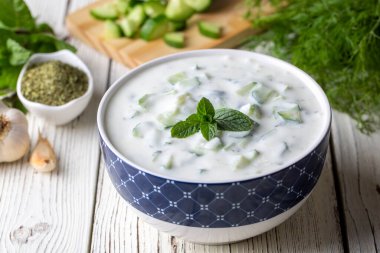 Geleneksel lezzetli aperatif; tzatziki (Türkçe adı; kakik)