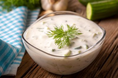 Geleneksel lezzetli aperatif; tzatziki (Türkçe adı; kakik)