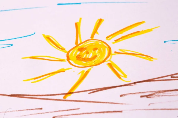 Uśmiechnięte Słońce Narysowane Papierze Kolorowymi Farbami — Zdjęcie stockowe