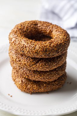 Susamlı Türk simidi. Türkçe adı: Kandil simidi