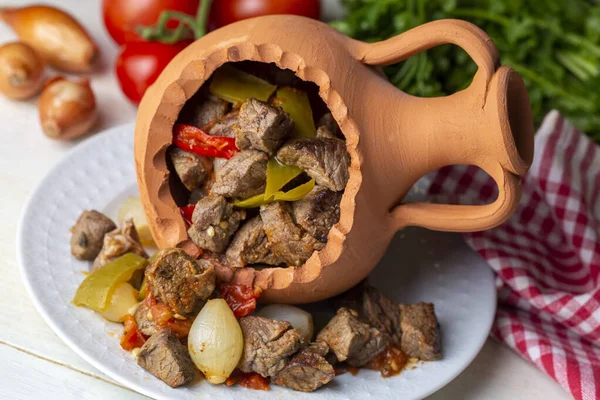 Hakiki Türk Testi kebabı, Türk adı Testi kebabı, toprak kaplama su sürahisinde pişirilir.