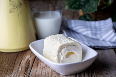 Türk kremalı süt ürünü. Türk kahvaltısı için bir bardak sütlü pıhtılaşmış krema. (Türkçe adı; kayak)