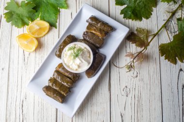Lezzetli dolma (sarma) doldurulmuş üzüm yaprağı pilav, beyaz yoğurt sosu. Lübnan Dolma Sarması tabakta. Lübnan Türk mutfağı, Yunan ortadoğu mutfağı. (Türkçe adı: Yaprak sarma)