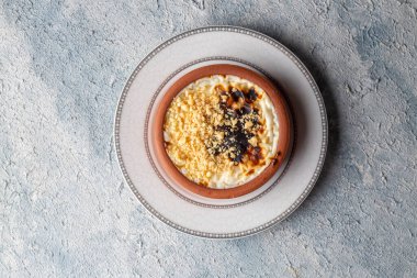 Fırınlanmış sütlü sütlü sütlü tatlı sutlağı (Türkçe adı; firin sutlac)