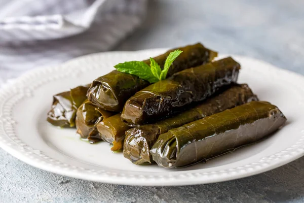 Lezzetli dolma (sarma) doldurulmuş üzüm yaprağı pilav, beyaz yoğurt sosu. Lübnan Dolma Sarması tabakta. Lübnan Türk mutfağı, Yunan ortadoğu mutfağı. (Türkçe adı: Yaprak sarma)